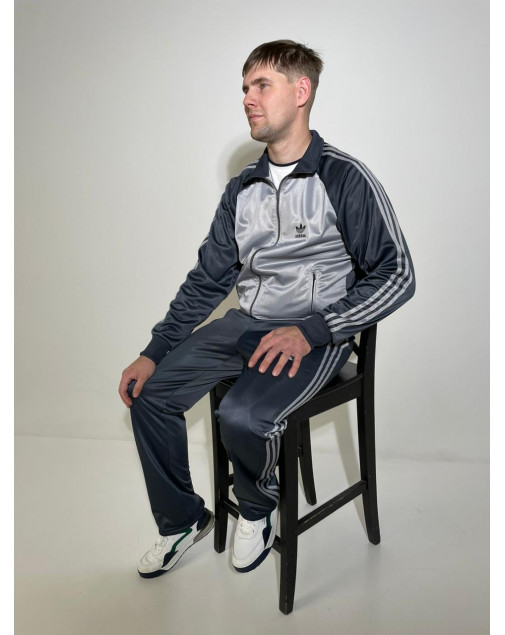Костюм спортивный adidas строгий Костюм спортивный adidas строгий