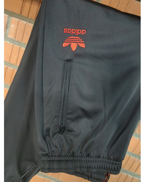 Костюм спортивный adidas строгий на манжете Костюм спортивный adidas строгий на манжете